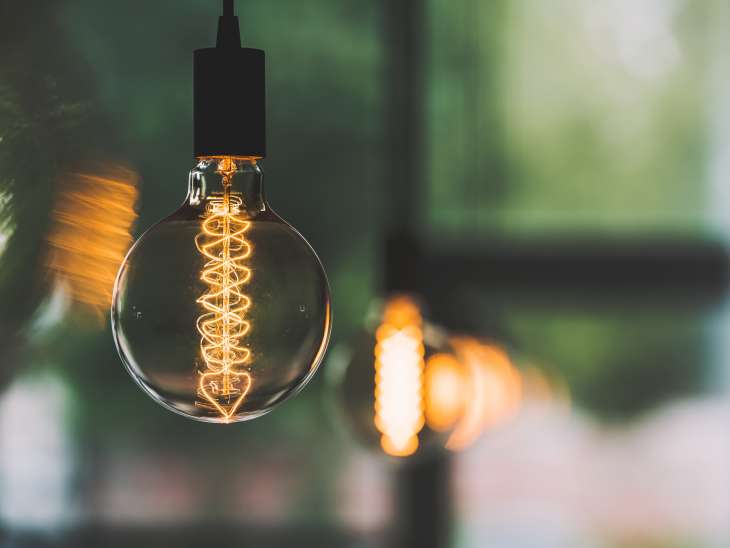 Energia electrică, gazele naturale şi uleiul comestibil s-au scumpit cel mai mult în ultimul an