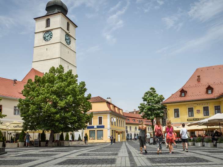 Pandemia nu oprește turiștii să viziteze Sibiul. Proprietar de pensiune: „Nu am anulat rezervări. Oamenii se conformează”