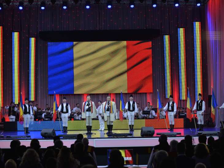 „Noi suntem români!” - Spectacol omagial dedicat Zilei Naţionale a României