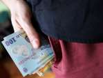 Sondaj: Jumătate dintre români consideră că situaţia lor financiară din acest an s-a înrăutăţit
