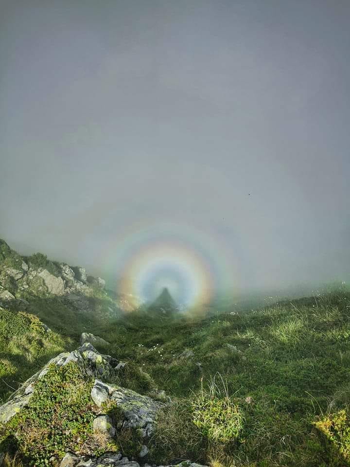 Fotografie virală – Fenomen meteo rar, surprins în Munții Făgăraș, în apropiere de Lacul Avrig